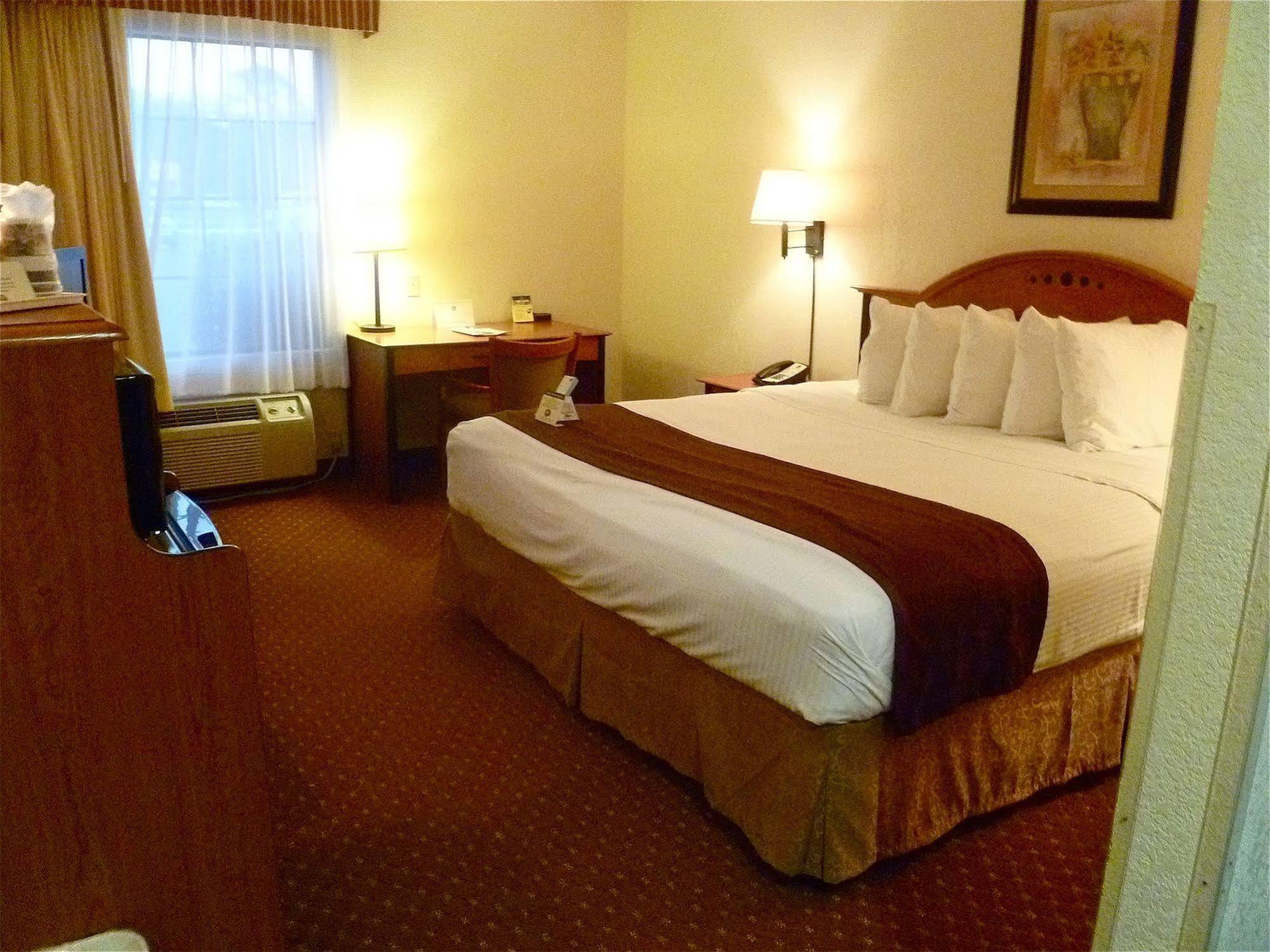 Baymont By Wyndham Hinesville Fort Stewart Area Esterno foto